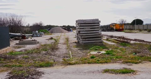 Railway superstructure material deposited in a construction site Vídeo Stock 147858093