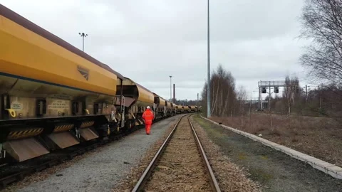 Railway worker inspecting HS2 infrsastructure train before departure Video stock 150973786