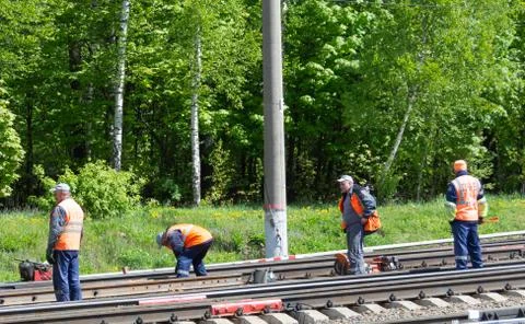 Railway workers work on the tracks. Foto stock