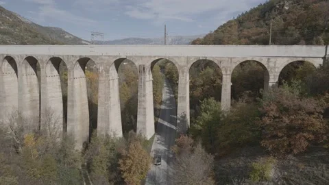 A railways bridge into the mountain Vídeos de archivo 167703561