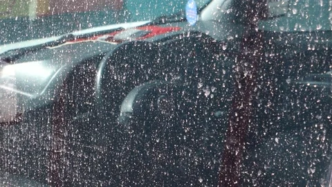 The rain after the dust storm left the cars in a mud stain, Vídeos de archivo 187101168