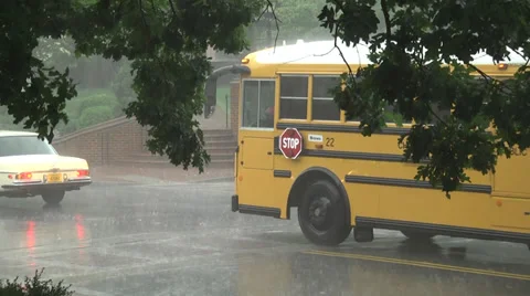 Rain and school bus at the intersection 動画素材 33806858