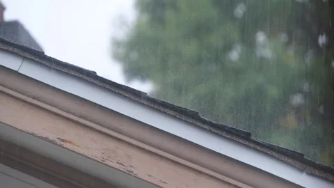 Rain bouncing off a roof top. Stock-Footage 318943441