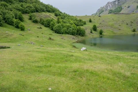 Rain clouds are approaching the mountain lake. Foto stock
