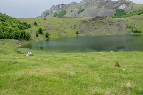 Rain clouds are approaching the mountain lake. Foto stock