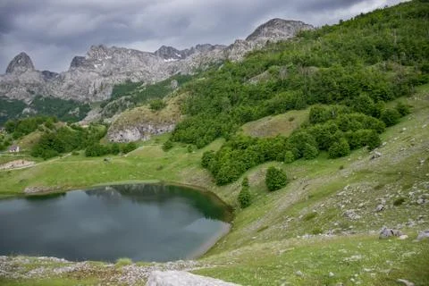 Rain clouds are approaching the mountain lake. Foto stock