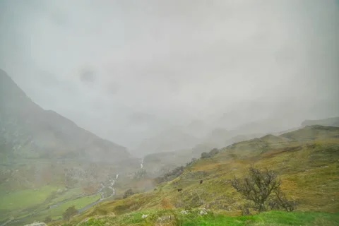 Rain Clouds Blow Through a Welsh Valley Timelapse Vidéo 140071139