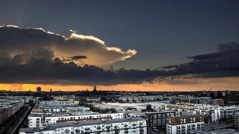 Rain - clouds with buildings and hot air balloon over stockholm time-lapse 库存影片 93469008