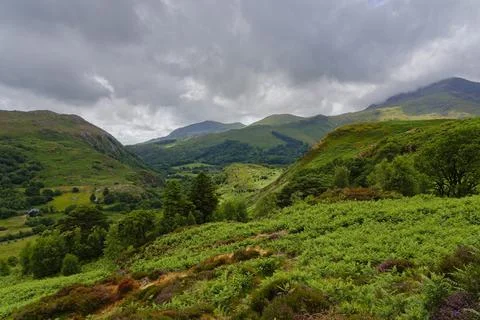 Rain clouds fill the sky over the hills and valleys in Eryri National Park. Foto stock