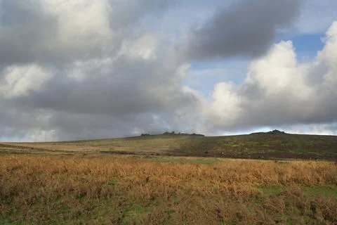 Rain clouds forming over Staple tors in Devon Foto stock
