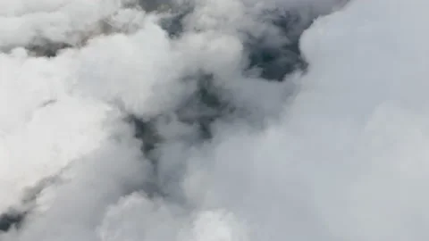 Rain clouds forming in stratosphere. White cloud formation moving in sky Vidéo 161185163