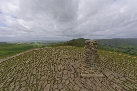 Rain clouds over the cobbled summit of Mam Tor on a summer day. Stockfoto's