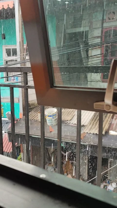 Rain in dense settlements Stock-Footage 202026278