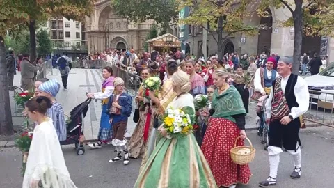 The rain does not prevent the devotion to the Pilar in Zaragoza, which is surrou Video stock 287856430
