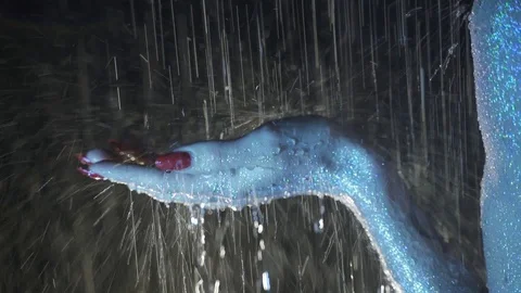 Rain dripping on the palm Stock Footage 128197281