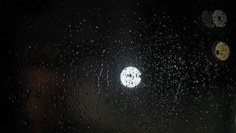 Rain dripping on window at night 库存影片 213675371