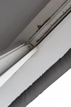 Rain drips between the window frame and the ceiling. Roof damage due to poo.. Foto stock