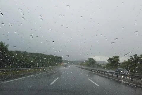 Rain drop falling on car windshield Stock-Fotos