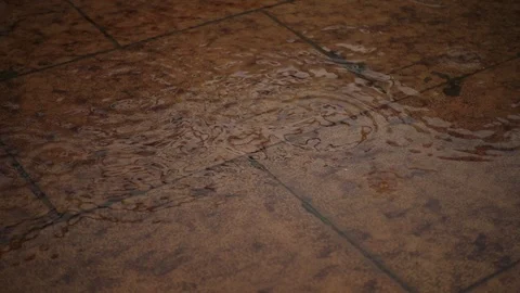 Rain drop falling to the floor in slow motion Video stock 92105884