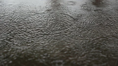 Rain droplets falling on ground on blurred background 库存影片 139692184