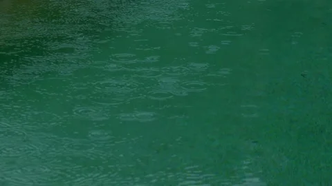 Rain droplets in pool Stockbeeldmateriaal 168385132