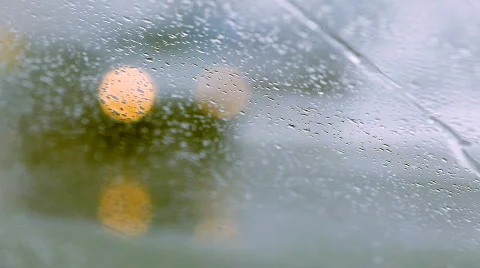Rain drops and defocused car light Stockbeeldmateriaal 829249