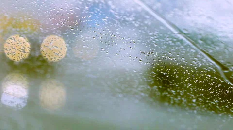 Rain drops and defocused car light Stockbeeldmateriaal 863822