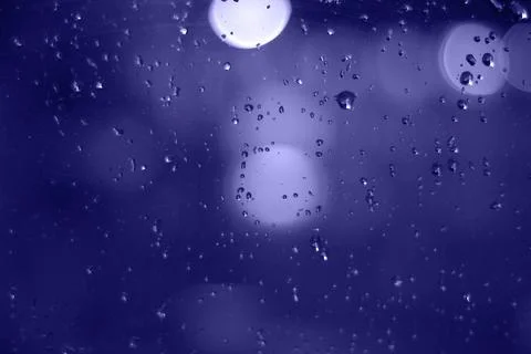 Rain drops with bokeh effect in the night city. Drops of rain on window with Foto stock