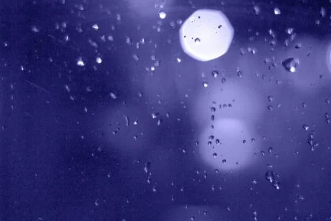 Rain drops with bokeh effect in the night city. Drops of rain on window with  Foto stock