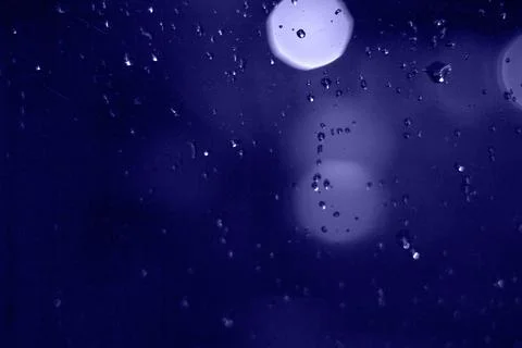 Rain drops with bokeh effect in the night city. Drops of rain on window with  Foto stock
