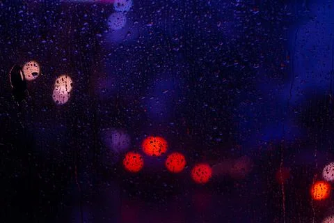 Rain drops on car window with light bokeh 库存照片