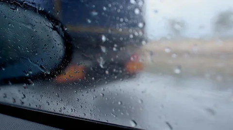 RAIN DROPS ON THE DRIVING CAR WINDOW GLASS Stockbeeldmateriaal 40595987
