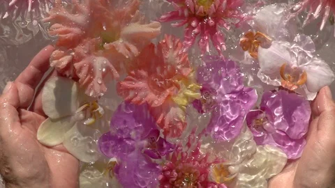 Rain drops falling down on romantic colourful flowers in woman hands Vídeo Stock 116966047