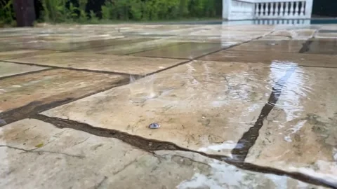 Rain drops falling from the sky on ground 库存影片 135849323
