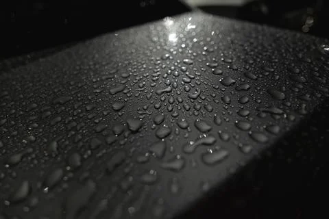 Rain drops forming abstract dark wet textured pattern Foto stock