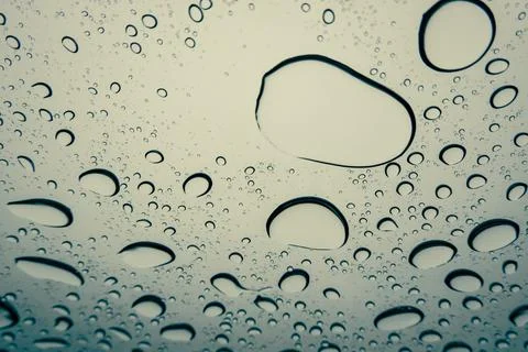 Rain drops on plain surface, water droplets on glass Stock-Fotos