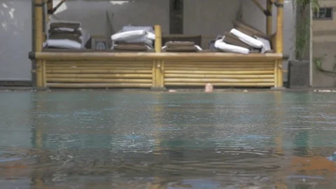 Rain drops on pool surface 動画素材 90654652