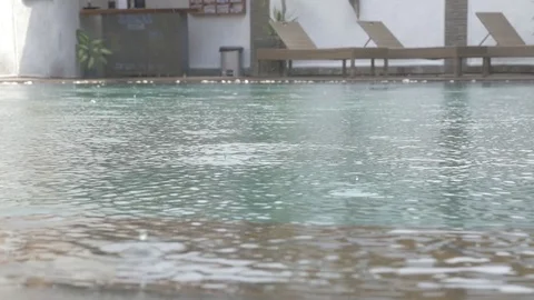 Rain drops on pool surface 库存影片 90654702
