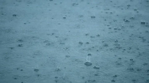 Rain drops rippling in a puddle with blue sky reflection Stock-Footage 66475134