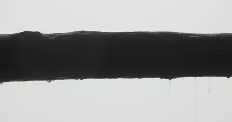Rain drops on steel rod Vidéo 335613189