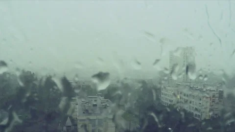 Rain drops on the window and city outside Stockbeeldmateriaal 82367840