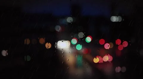 Rain drops on the window with traffic light Video stock 67187079
