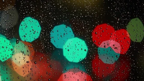 Rain drops on the window with traffic light Video stock 69850320