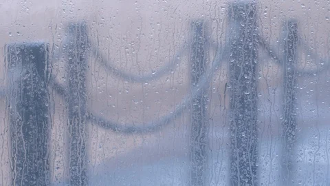 Rain drops on the window, walkway on the beach Vídeos de archivo 121105951