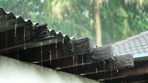 Rain fall down the roof 스톡 동영상 111498469