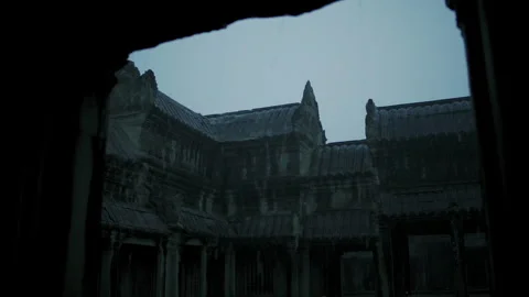 Rain falling on ancient Angkor Wat temple walls 库存影片 331957581
