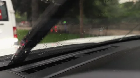 Rain falling on car windshield, view from inside Vidéo 311403203