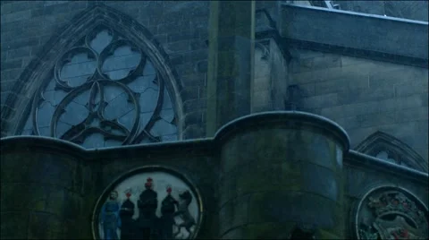 Rain falling in front of St Giles Cathedral Edinburgh Video stock 65486118