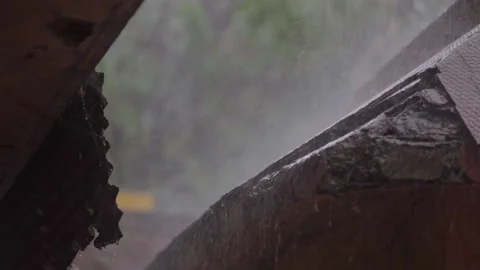 Rain Falling Outside Indian Tea Stall During Monsoon in Bhopal 動画素材 341401277