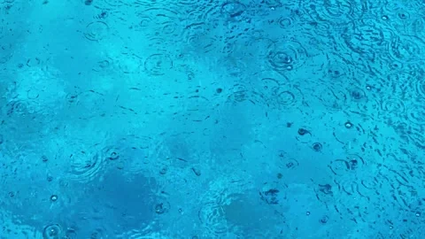 Rain Falling on Pool Water – Relaxing Texture and Ripples, 4K Vidéo 303030133